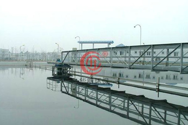 垂架式中心傳動刮泥機